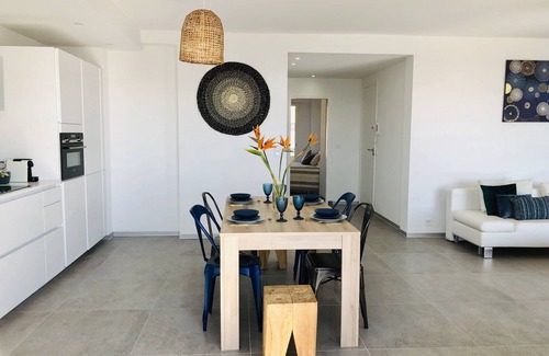 Le Lavandou Apartment | T3 seafront ,75 m2 magical sea view, 5th and last floor,New condition