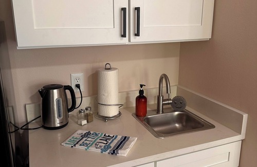 Loughman Apartment | Ta-da! How does this look? nModern Vacation Studio Minutes Away From The Parks!