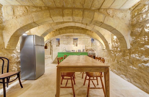 Rabat House | Ta Karmenu - An 800 year old modernized studio, walking distance to Mdina