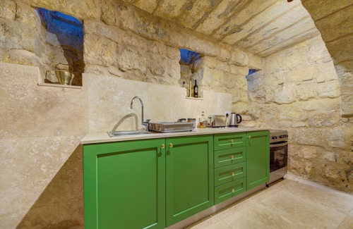 Rabat House | Ta´ Karmenu, an 800 year old modernized studio with terrace, by walk to Mdina