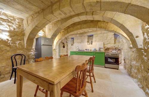 Rabat House | Ta´ Karmenu, an 800 year old modernized studio with terrace, by walk to Mdina