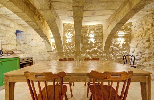Rabat House | Ta´ Karmenu, an 800 year old modernized studio with terrace, by walk to Mdina