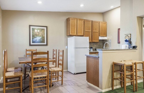 Kimberling City House | Table Rock Access-2 Bed Bungalow w Free Silver Dollar City Tickets-Ozarks Views-Pickleball-Cmty Pool