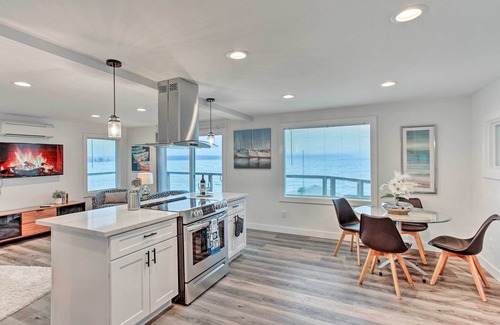 Tacoma House | Tacoma 'Dash Point Beach Cabin' w/Balcony!