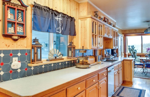 Lakewood House | Tacoma Home on Steilacoom Lake w/Dock!