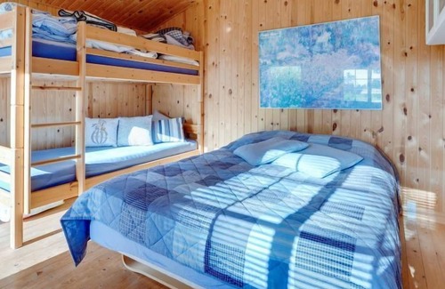Hou House | "Tadej" - from the sea by Interhome