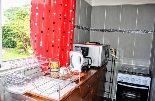 Punaauia Apartment | TAHITI - Sanny's Place Family Room & Pool