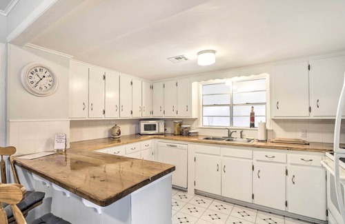 Tahlequah House | Tahlequah Home Half Mi to Northeastern State