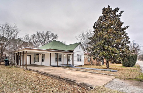 Tahlequah House | Tahlequah Home Half Mi to Northeastern State