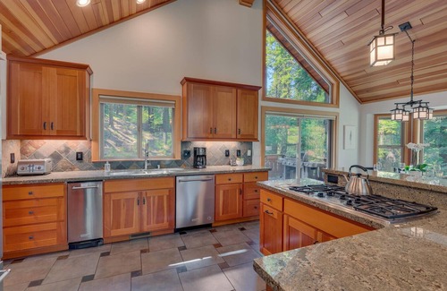 Tahoe Pines House | Tahoe Treehouse - TLUXP