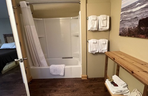 Paradise Hotel | Tahquamenon Suites Lodging - Double Queen Suite