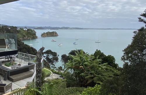 Russell House | Taiaruru beach house, Bay of Islands, direct beach access & cedar hot tub