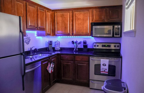 Athens Condo | TAILGATE TERRACE! 2BR, 1 BA Condo-walking distance to downtown Athens & Stadium