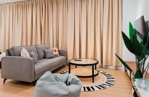 Larut House | Taiping Rain Suite Homestay near Lake Garden with Netflix WiFi