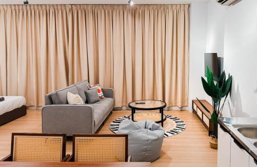 Larut House | Taiping Rain Suite Homestay near Lake Garden with Netflix WiFi