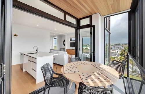 Takapuna Apartment | Takapuna Contemporary 2BR w/Carpark