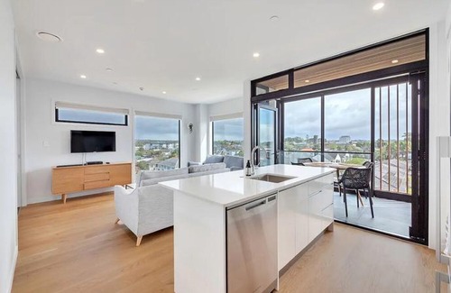 Takapuna Apartment | Takapuna Contemporary 2BR w/Carpark