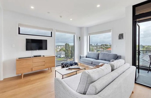 Takapuna Apartment | Takapuna Contemporary 2BR w/Carpark