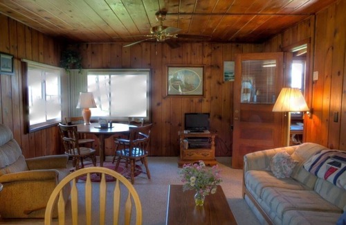 Fennville Cottage | Take a break by the lake!