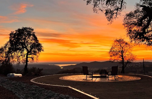 Pilot Hill House | Take it easy at this unique and tranquil luxury getaway nested in foothills!