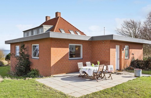 Fur House | Take some time out in this vacation home on the Limfjord.