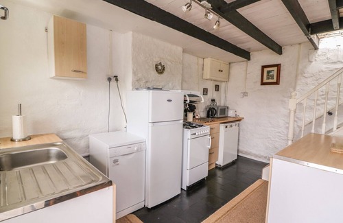Llandysul Cottage | TALIHARRIS COTTAGE, pet friendly, with open fire in Llandysul