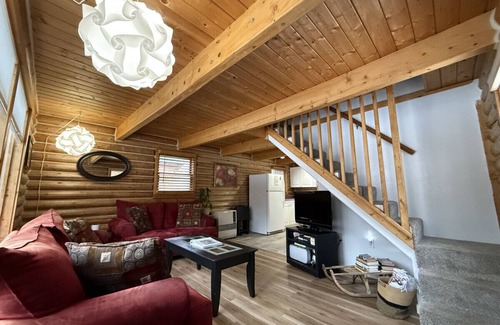 Talkeetna Cabin | Talkeetna Log Cabin with Hot Tub Unit 2