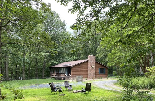 Tuscarora Cabin | Tall Oaks Cabin, Walk to Wineries and Breweries!