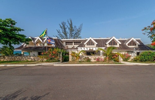 Silver Sands Villa | Tallawah 7-BEACHFRONT! FAMILIES WELCOME! STAFFED! INFINITY POOL! SECURITY