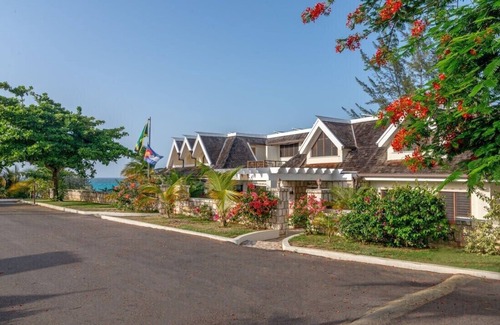Silver Sands Villa | Tallawah 7-BEACHFRONT! FAMILIES WELCOME! STAFFED! INFINITY POOL! SECURITY