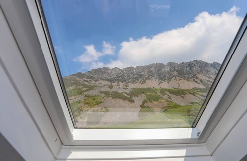 Caernarfon Cottage | TAN MEREDYDD, family friendly, with open fire in Drws Y Coed