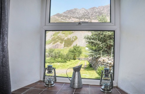 Caernarfon Cottage | TAN MEREDYDD, family friendly, with open fire in Drws Y Coed