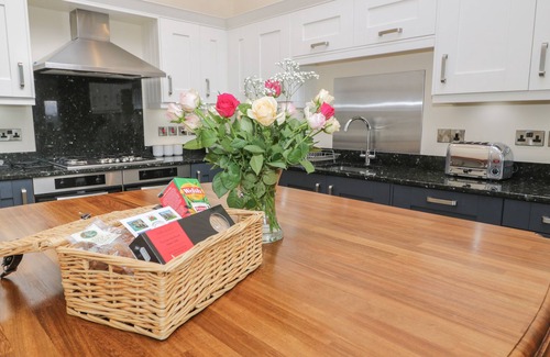 Brynrefail House | TAN TWR, pet friendly, luxury holiday cottage in Llanfairpwll