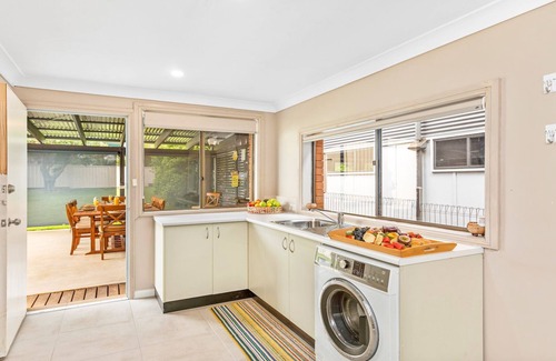 Currarong House | Tanapaser – spacious centrally located home with fireplace