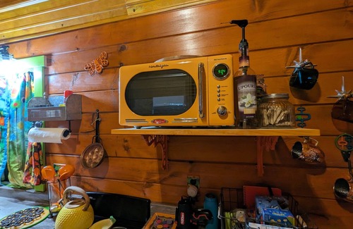 Pittsburg Cabin | Tangerine Dreams cabin - Citrus + MidCenturyModern themed, Rockcastle River!
