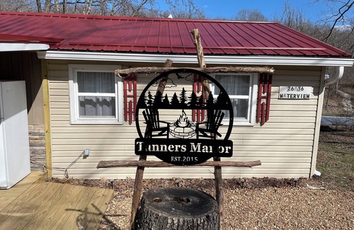 Warsaw House | Tanners Manor is in a peaceful setting on the end of a cove.