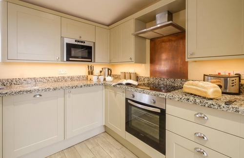 Martlesham Heath Cottage | Tanyard House - sleeps 6 guests in 3 bedrooms