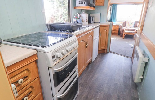 Bryngwran Cottage | TANYFRON HOLIDAY CARAVAN, family friendly, with a garden in Gwalchmai