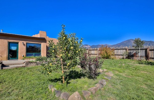 El Prado House | Taos Raven House, gorgeous mountain views between Taos Ski Valley and Taos Plaza
