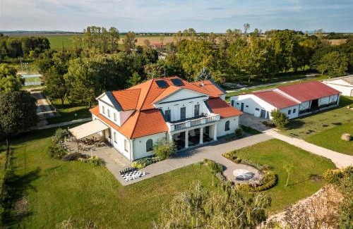 Soponya Bed & Breakfast | Tarnóca Kúria