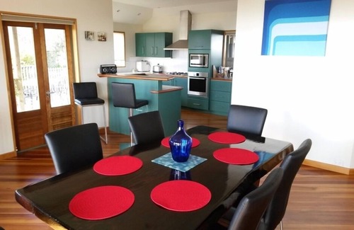 Tahunanui House | Tasman Vista - Stunning Nelson Holiday Home with Spa Pool