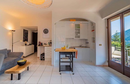 Brusimpiano Apartment | Tasteful apartment in Brusimpiano