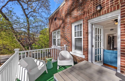 Dilworth Condo | Tasteful Dilworth 2BR King Condo | Balcony | Walkable