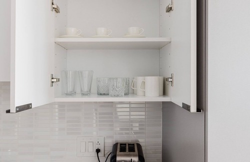 Chinatown Apartment | Tasteful FiDi 1BR w/Parking, W/D, Security, Gym & A/C, by Blueground