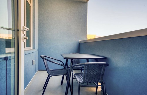 Evergreen Park Apartment | Tasteful Palo Alto 2BR w/W/D, Pool & Spa, near 280 & 101, by Blueground