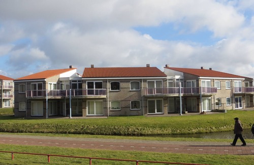 Julianadorp aan zee Apartment | Tastefully furnished apartment with a large balcony, 350 meters from the beach