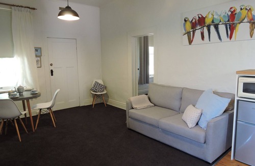 Haven House | Tastefully restored 1923 mudbrick cottage located Horsham (Haven)