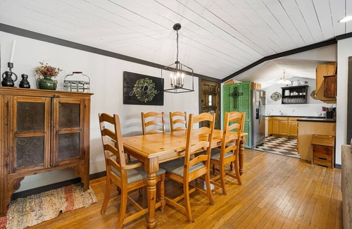 Flat Rock Cabin | Tators Inn-Rustic&Pet Friendly Cabin in Bonclarken