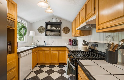 Flat Rock Cabin | Tators Inn-Rustic&Pet Friendly Cabin in Bonclarken