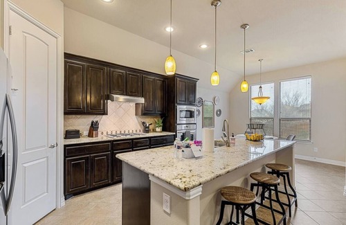 Roanoke House | TCH - Spacious 4bd/2ba in Roanoke w/Office&Garage